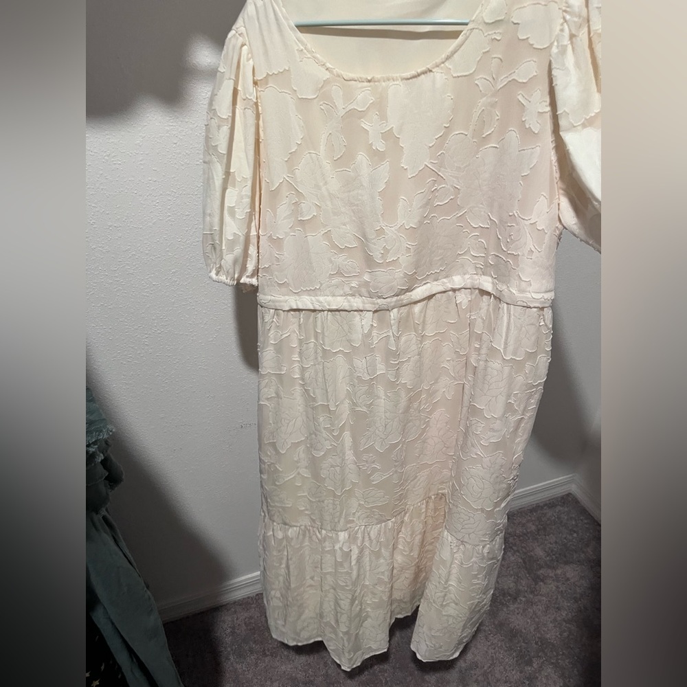 Cream 2x boutique dress.NWT. Beautiful dress,perfect for family photos